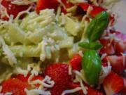 Spargel-Erdbeer-Salat mit Basilikumschaumsauce und geriebenem Mozzarella - Rezept