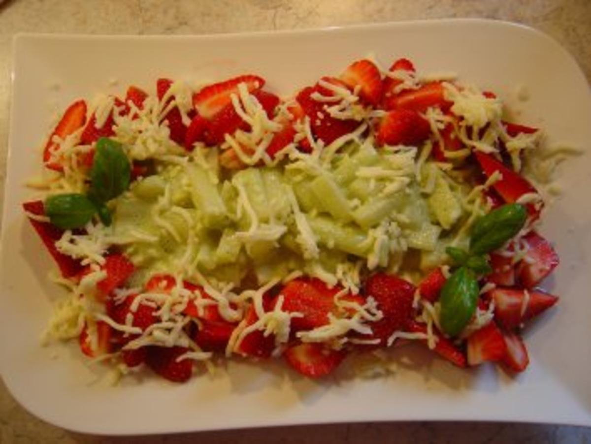 Spargel-Erdbeer-Salat mit Basilikumschaumsauce und geriebenem Mozzarella - Rezept - Bild Nr. 2