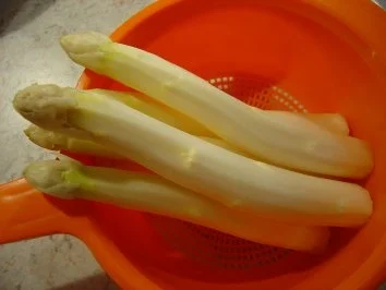 Spargel-Erdbeer-Salat mit Basilikumschaumsauce und geriebenem Mozzarella - Rezept - Bild Nr. 3