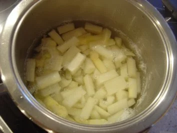 Spargel-Erdbeer-Salat mit Basilikumschaumsauce und geriebenem Mozzarella - Rezept - Bild Nr. 4