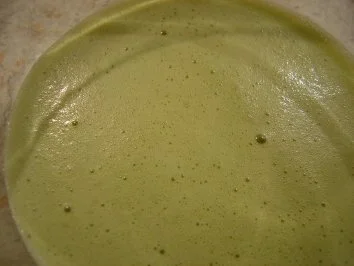 Spargel-Erdbeer-Salat mit Basilikumschaumsauce und geriebenem Mozzarella - Rezept - Bild Nr. 6