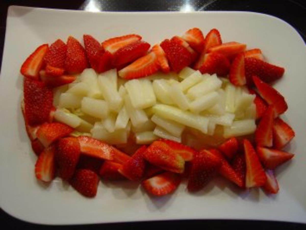 Spargel-Erdbeer-Salat mit Basilikumschaumsauce und geriebenem Mozzarella - Rezept - Bild Nr. 7