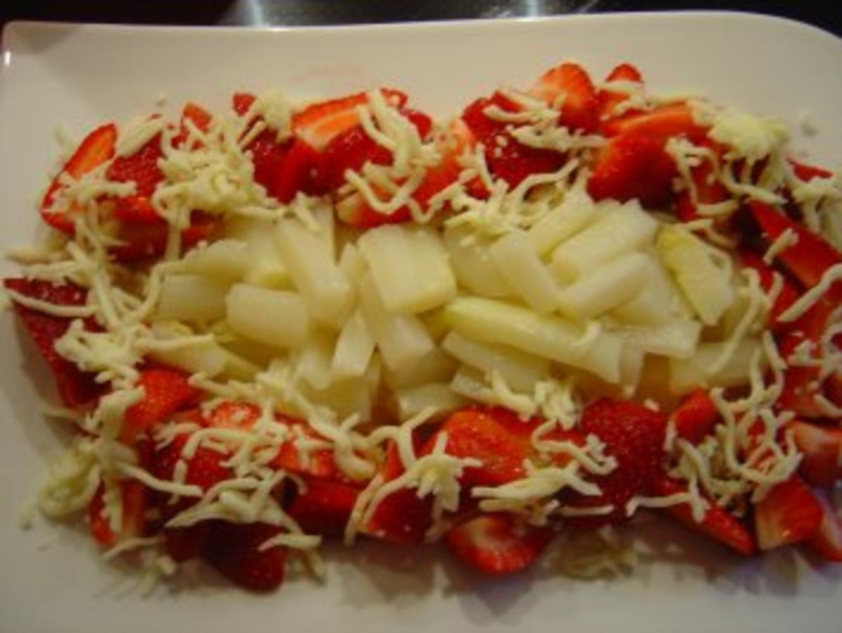 Spargel-Erdbeer-Salat mit Basilikumschaumsauce und geriebenem Mozzarella - Rezept - Bild Nr. 8