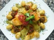 Ravioli due colori mit Lachs und Safranmuscheln an Kräuter-Tomaten-Pesto - Rezept