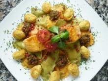 Ravioli due colori mit Lachs und Safranmuscheln an Kräuter-Tomaten-Pesto - Rezept