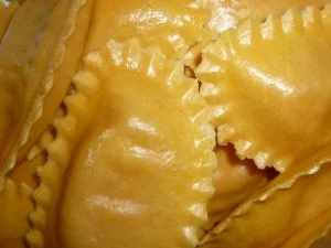 Rezept: Ravioli due colori mit Lachs und Safranmuscheln an Kräuter-Tomaten-Pesto Bild Nr. 3 Ravioli due colori mit Lachs und Safranmuscheln an Kräuter-Tomaten-Pesto - Rezept - Bild Nr. 3