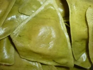 Rezept: Ravioli due colori mit Lachs und Safranmuscheln an Kräuter-Tomaten-Pesto Bild Nr. 4 Ravioli due colori mit Lachs und Safranmuscheln an Kräuter-Tomaten-Pesto - Rezept - Bild Nr. 4