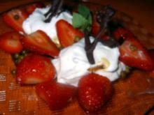 Ziegenfrischkäsecreme mit Balsamico-Erdbeeren - Rezept