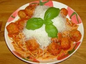 Susi & Strolch Pasta oder Hackfleischbällchen mit Tomatensauce und Spaghetti - Rezept
