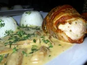 Rosmarin-Hähnchenbrust im Speckmantel an Steinpilzrahmsauce - Rezept