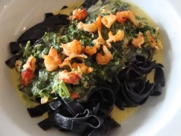 Schwarze Nudeln mit Flusskrebsen; Spinat-Käse-Sahnesoße - Rezept