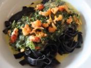 Schwarze Nudeln mit Flusskrebsen; Spinat-Käse-Sahnesoße - Rezept
