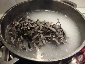 Schwarze Nudeln mit Flusskrebsen; Spinat-Käse-Sahnesoße - Rezept - Bild Nr. 3