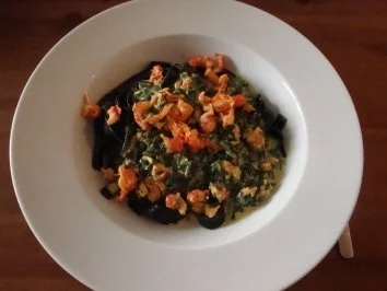 Schwarze Nudeln mit Flusskrebsen; Spinat-Käse-Sahnesoße - Rezept - Bild Nr. 12