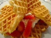 Waffeln mit frischen Erdbeeren und Sahne... - Rezept