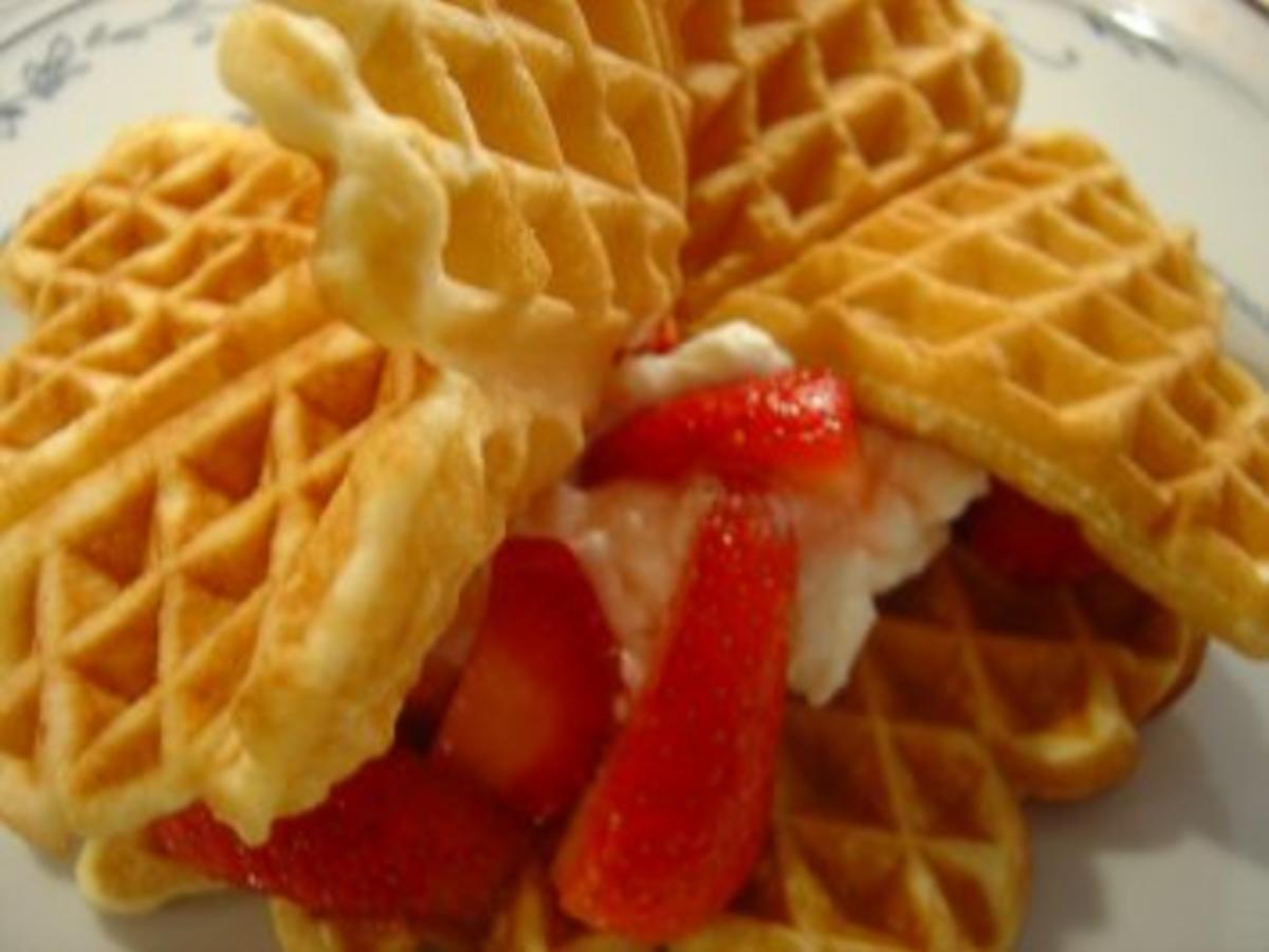 Waffeln mit frischen Erdbeeren und Sahne - einfach - 107 kcal/100g