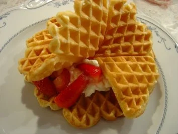 Waffeln mit frischen Erdbeeren und Sahne... - Rezept - Bild Nr. 2