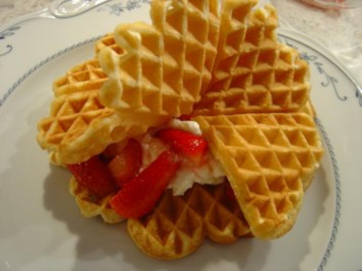 Waffeln mit frischen Erdbeeren und Sahne... - Rezept - kochbar.de