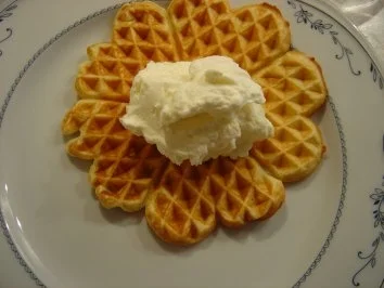 Waffeln mit frischen Erdbeeren und Sahne... - Rezept - Bild Nr. 6