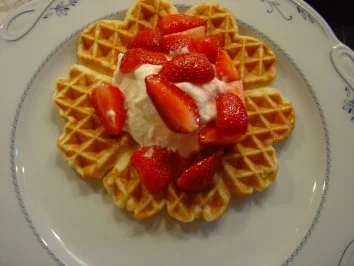 Waffeln mit frischen Erdbeeren und Sahne... - Rezept - Bild Nr. 7