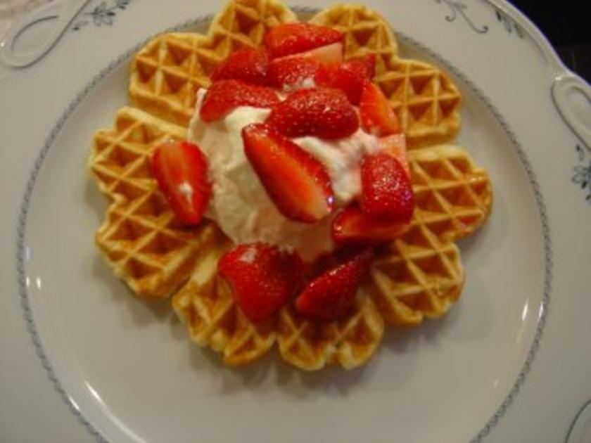 Waffeln mit frischen Erdbeeren und Sahne... - Rezept - kochbar.de