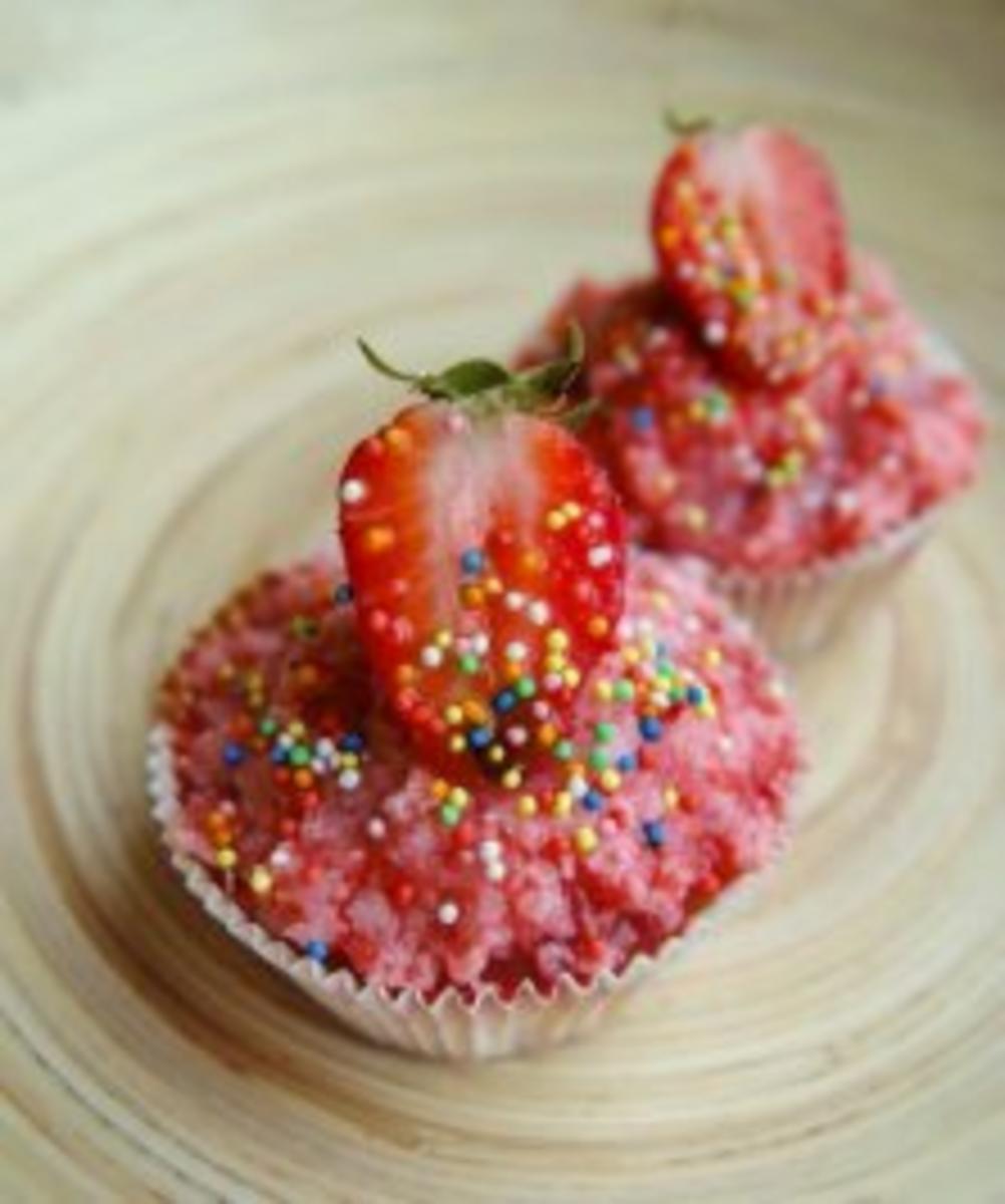 Vanille Cupcakes mit Erdbeercreme (24 Stück) - Rezept