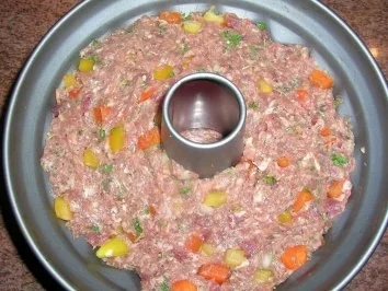 Guglhupf-Hackbraten  mit Bechamelkartoffeln und Erbsen - Rezept - Bild Nr. 4