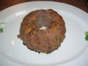 Guglhupf-Hackbraten  mit Bechamelkartoffeln und Erbsen - Rezept - Bild Nr. 5