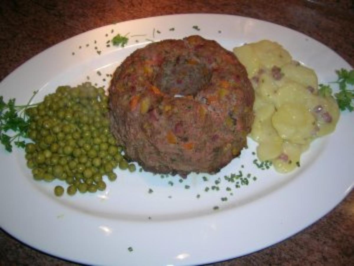 Guglhupf-Hackbraten  mit Bechamelkartoffeln und Erbsen - Rezept - Bild Nr. 7