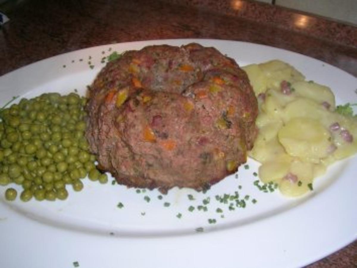 Guglhupf-Hackbraten mit Bechamelkartoffeln und Erbsen - Rezept - kochbar.de