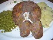 Guglhupf-Hackbraten  mit Bechamelkartoffeln und Erbsen - Rezept