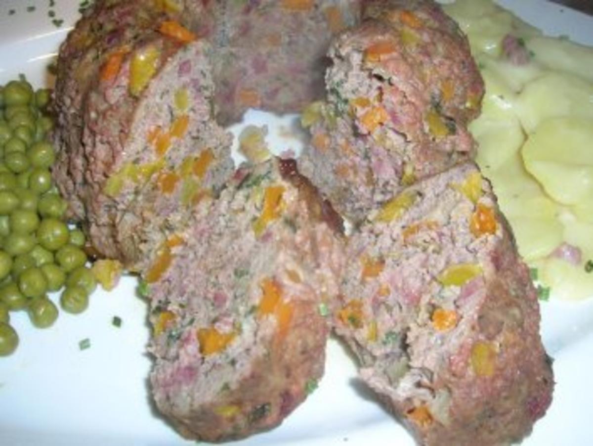 Guglhupf-Hackbraten  mit Bechamelkartoffeln und Erbsen - Rezept - Bild Nr. 2