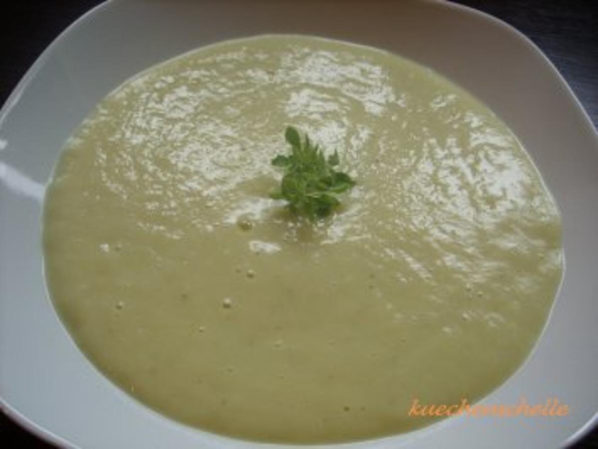 Bilder für Spargelcremesuppe mit Spargel, halb weiß, halb grün und mittelgroße Kartoffeln - Rezept