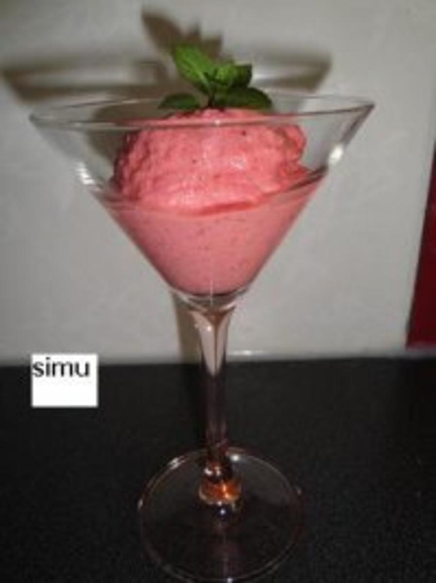 Erdbeereis schnell und lecker - und man/frau weiss, was drin ist ...