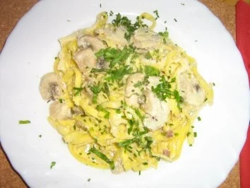 Tagliatelle in leckerer Champignon-Käsesauce  mit Schinken und Kräutern - Rezept