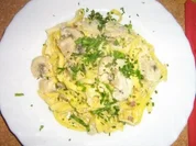 Tagliatelle in leckerer Champignon-Käsesauce  mit Schinken und Kräutern - Rezept