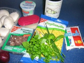 Tagliatelle in leckerer Champignon-Käsesauce  mit Schinken und Kräutern - Rezept - Bild Nr. 2