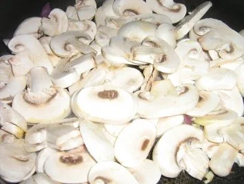 Tagliatelle in leckerer Champignon-Käsesauce  mit Schinken und Kräutern - Rezept - Bild Nr. 3