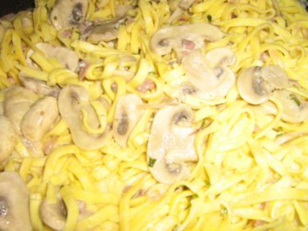 Tagliatelle in leckerer Champignon-Käsesauce  mit Schinken und Kräutern - Rezept - Bild Nr. 4
