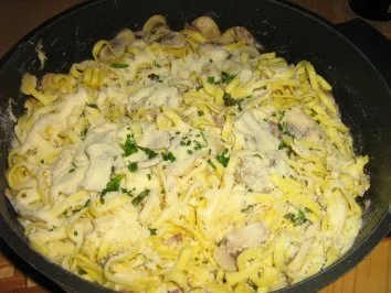 Tagliatelle in leckerer Champignon-Käsesauce  mit Schinken und Kräutern - Rezept - Bild Nr. 5