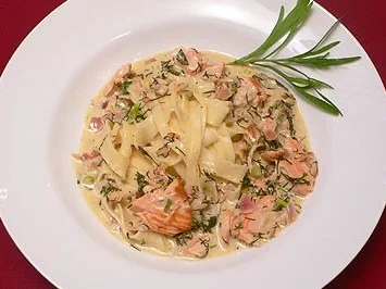 Rezept: Lachs in Weißweinsoße mit Tagliatelle Lachs in Weißweinsoße mit Tagliatelle - Rezept