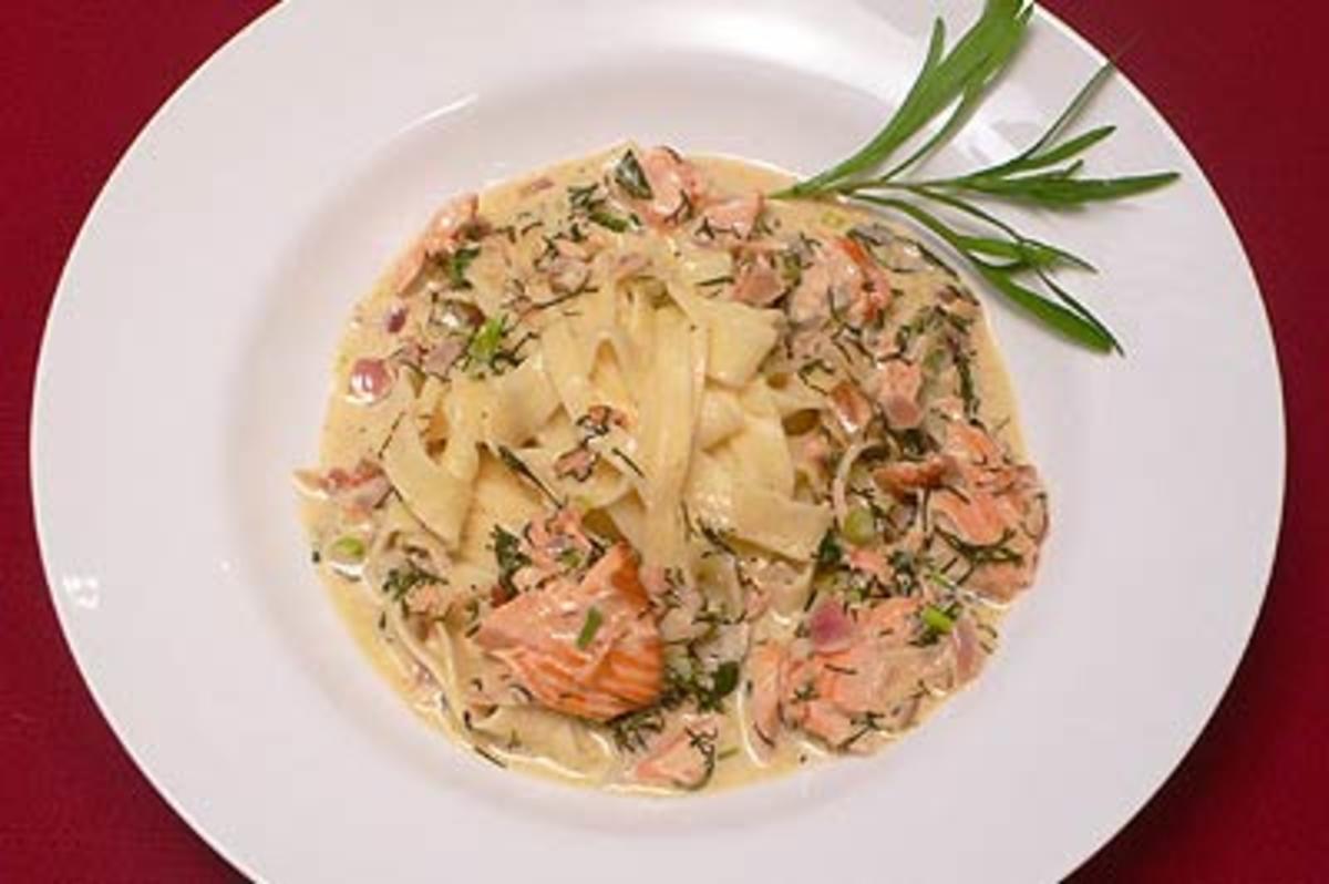 Bilder für Lachs in Weißweinsoße mit Tagliatelle - Rezept