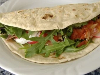 Pitta mit Salami,Schinken,Rucola,Mozzarella und warmer Tomatenvinaigrette - Rezept