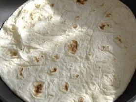 Pitta mit Salami,Schinken,Rucola,Mozzarella und warmer Tomatenvinaigrette - Rezept - Bild Nr. 3