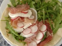 Pitta mit Salami,Schinken,Rucola,Mozzarella und warmer Tomatenvinaigrette - Rezept - Bild Nr. 4