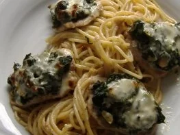 Rezept: Kalbsschnitzelchen mit Spinat und Käse gratiniert auf Tomatenspaghetti Kalbsschnitzelchen mit Spinat und Käse gratiniert auf Tomatenspaghetti - Rezept