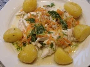 Wolfsbarsch aus der Folie mit Gemüsejulienne und Basilikumvinaigrette - Rezept