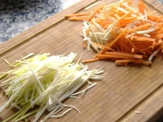 Wolfsbarsch aus der Folie mit Gemüsejulienne und Basilikumvinaigrette - Rezept - Bild Nr. 2