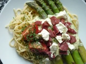 Spaghetti mit grünem Spargel an Käsesauce mit Salame di Napoli und Ziegenfeta - Rezept