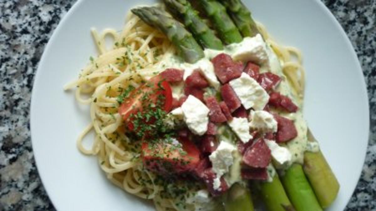 Bilder für Spaghetti mit grünem Spargel an Käsesauce mit Salame di Napoli und Ziegenfeta - Rezept